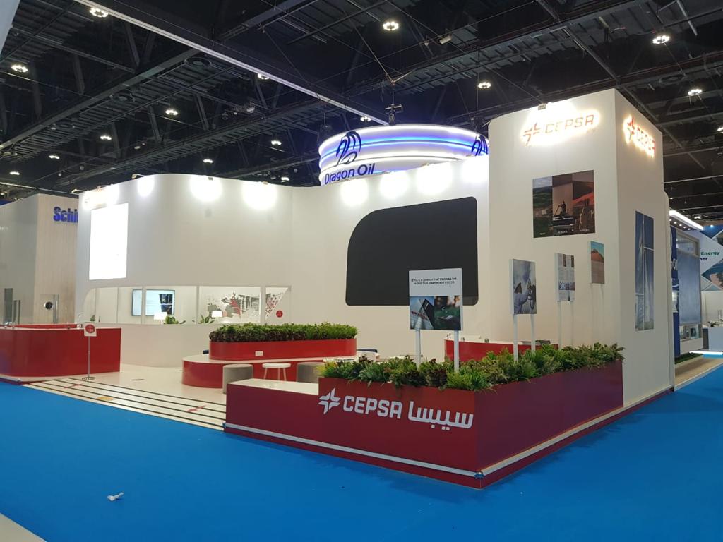 Modern retail kiosk designed by mall kiosk manufacturers in UAE, featuring branded panels and display shelves