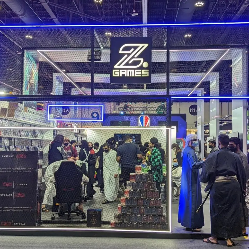 Modern retail kiosk designed by mall kiosk manufacturers in UAE, featuring branded panels and display shelves